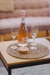 Prosecco mit 2 Gläser in meiner Sitzecke- wir stossen gemeinsam auf dein Kleid an. Brautmode Inspiration von Dein Glücksmoment – Secondhand Brautkleider nahe St. Gallen und Zürich