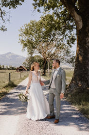 Nachhaltiges Secondhand Hochzeitskleid von Braut getragen zweite Geschichte, erste Wahl