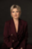 Fotografia di Personal Branding di una imprenditrice scrittice e life coach che indossa un elegante tailleur bordeaux Celine e collana con rubino in studio a Modena