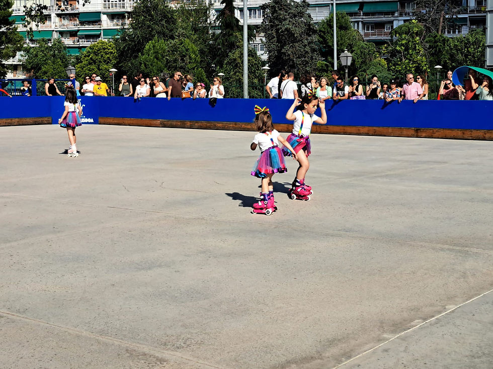 Vista panorámica del Parque Lisboa con pista de patinaje al aire libre