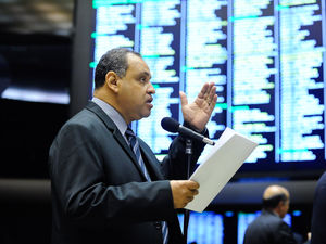 Deputado Roberto Alves vota contra o ‘distritão’ e ‘distritão misto’
