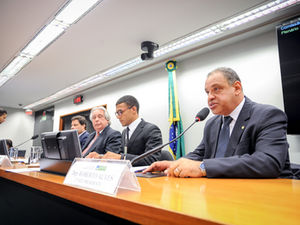 Roberto Alves vota favorável a projeto que cria o ‘Cartão Reforma’