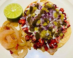 'Cochi rojo', el reino de la carne adobada