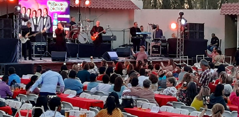Disfrutan de la música de antoño en el Vicente Guerrero