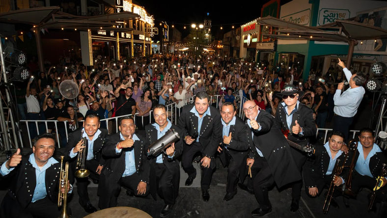 Triunfa Banda MX en el Centro Histórico de Mexicali 