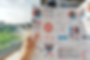 Foto de una persona viajando en tren mientras lee un tríptico