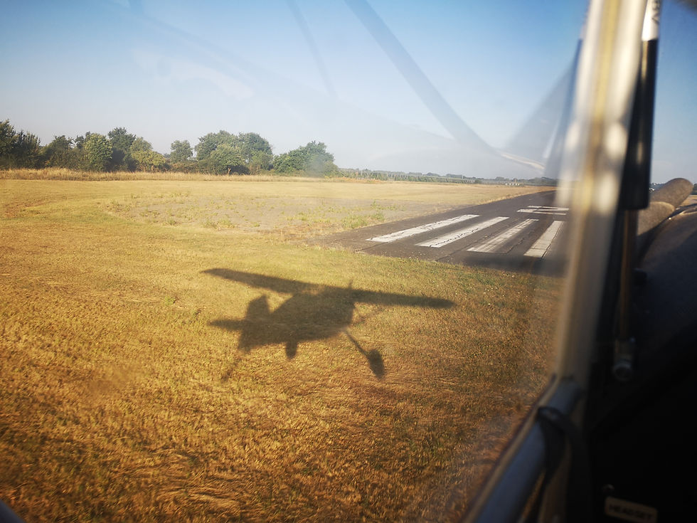 ULM à l'atterrissage sur une piste courte lors d'un stage de formation ULM