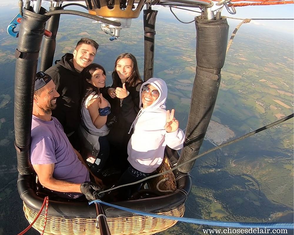 famille et amis à bord d'une montgolfière au dessus du tarn et garonne