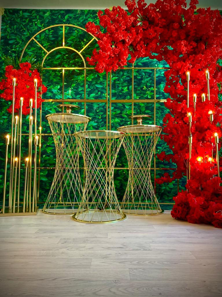 Miniaturbild: Gold Set mit roten Blumen