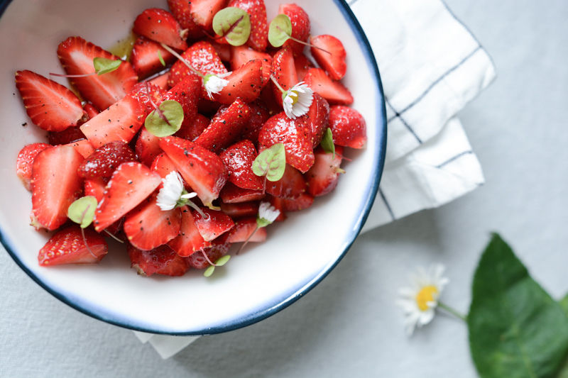 Salade fraises, huile d'olive, timut | Primesautier traiteur nantes