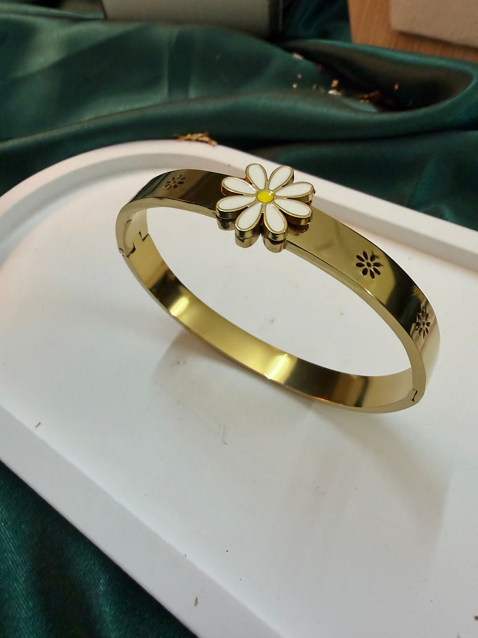 Thumbnail: White bloom bracelet 