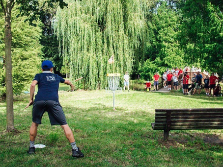 En introduktion till frisbeegolf: En sport för alla åldrar och färdighetsnivåer