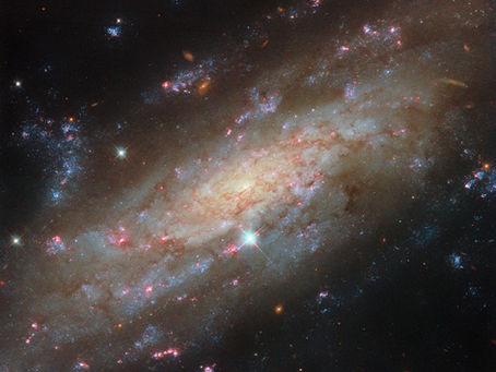 Hubble captura imagem de uma galáxia espiral estrelada