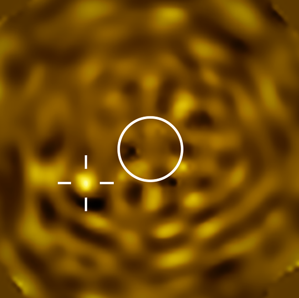Esta imagem, tirada com o Telescópio Muito Grande (VLT) da ESO, mostra a imagem mais nítida já vista do que provavelmente é Betelgeuse B, uma estrela orbitando Betelgeuse. A imagem foi tirada com o instrumento SPHERE em dezembro de 2024, quando o companheiro foi previsto como estando mais distante de Betelgeuse visto da Terra.