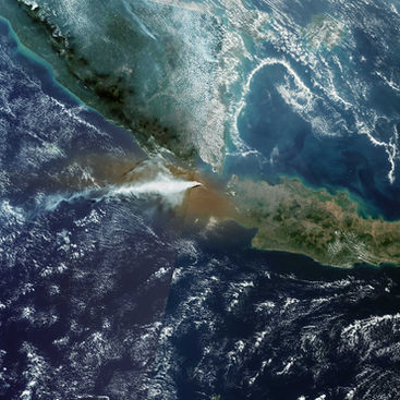 Erupção do Anak Krakatau vista do espaço