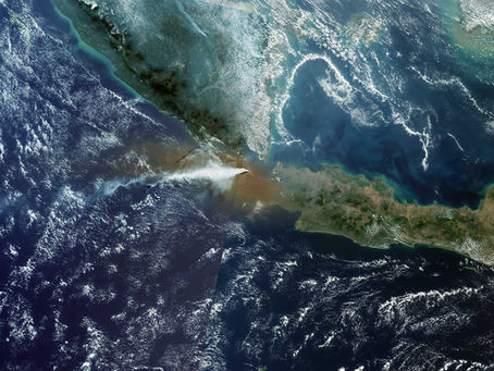Erupção do Anak Krakatau vista do espaço
