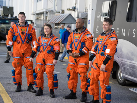 Astronautas da Artemis II chegam ao Centro Espacial Kennedy