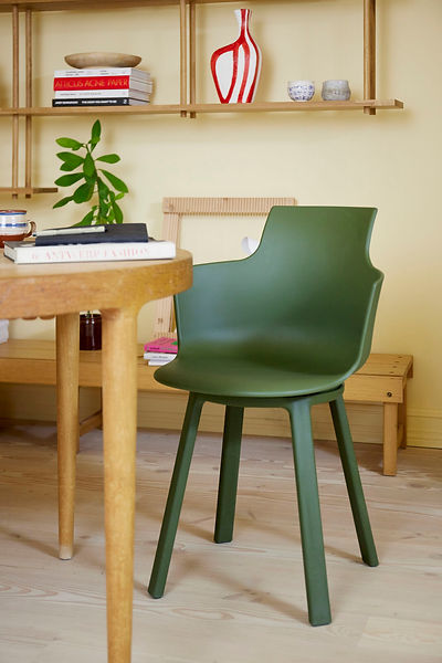 Drehstuhl Social Turn hat das Zeug zum Kultstuhl aus recyceltem Kunststoff in grün Sequoia Einrichtungen Varier Händler