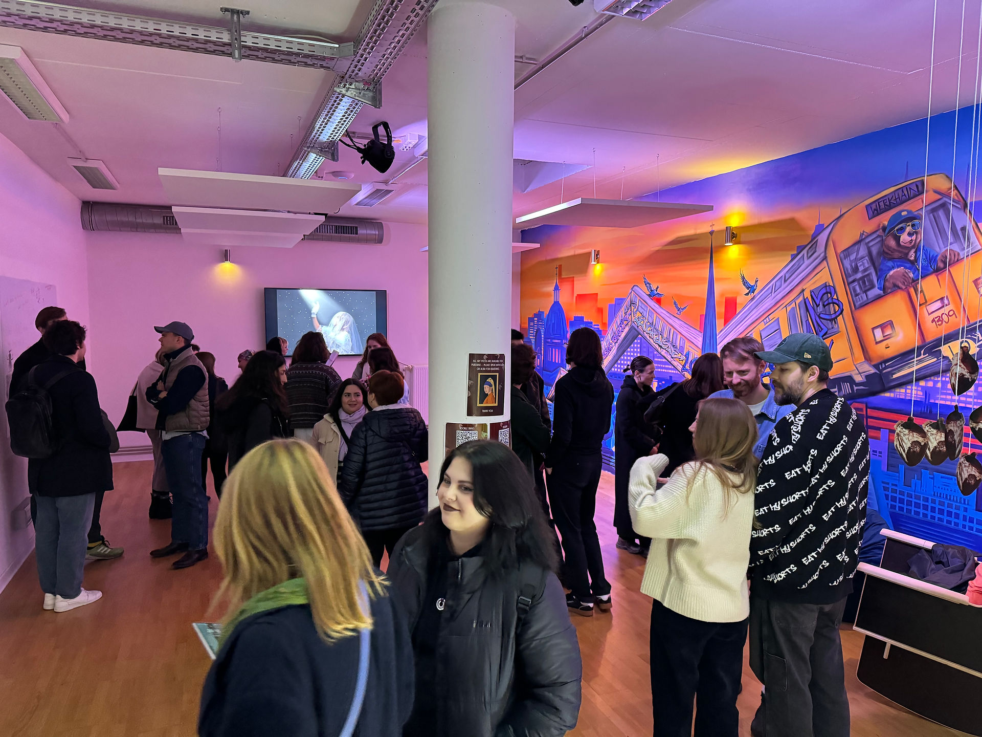 Kunstlocation in Berlin – Ausstellung „Echos of the Unseen“ von Surrealiza im werkhain