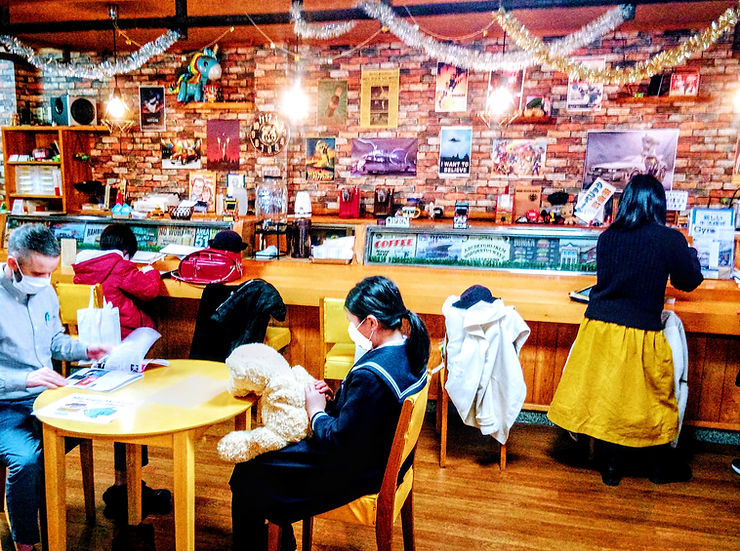 学校からまっすぐ福島市にあるマーベリック英会話に帰ってきた子どもたちは、1階のカフェスペースで専属スタッフと一緒に英会話レッスンの時間まで宿題をしたり、本を読んだり各自寛ぎながら待機しています。スタッフに今日の学校での出来事を話したり子供たちにとって居心地の良い空間をご提供しています。レッスンの時間になると先生が呼びにやってきて2Fの教室で英会話レッスンをします。レッスンの後は1Fカフェスペースで保護者の方のお迎えをスタッフと待つことが出来るので安心です。レッスンのある日は放課後から午後7時までこのサービスをご提供させて頂きますのでどうぞご利用ください。