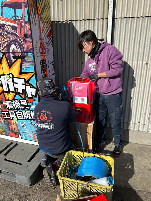 株式会社リンク 農機具王 採用サイト 農ガチャ設置中の写真 作業風景