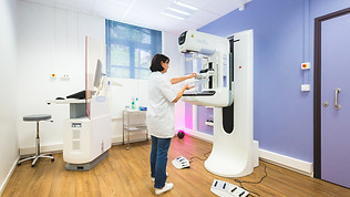 préparation d'un examen mammographique à Nîmes dans le cabinet de mammographie Anim