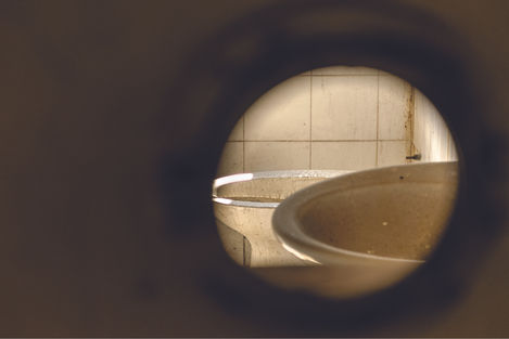 sguardo sul bagno dalla gabiola di controllo