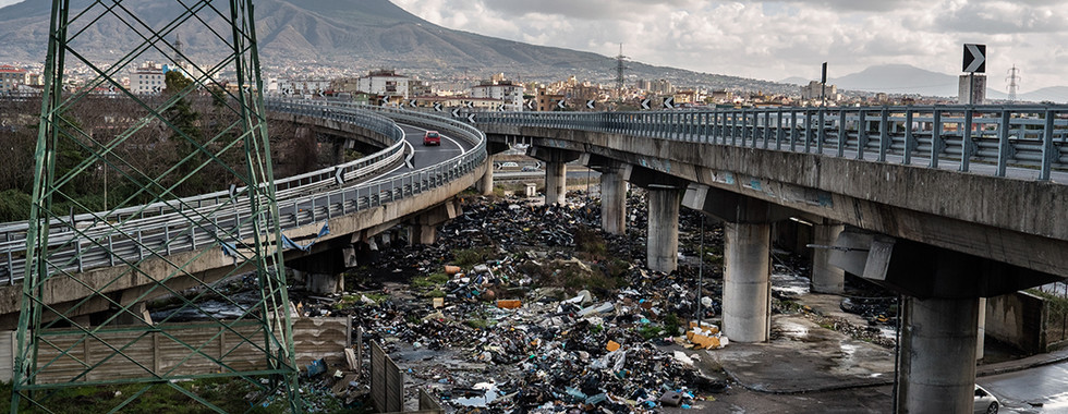 Zetaesse, Terra di veleni: Questo portfolio indigesto ed extralarge sulla terra o meglio le terre avvelenate della Campania è fatto di chilometri. Un viaggio all'ombra del Vulcano per antonomasia, lungo quel groviglio di cemento e automobili noto come Asse Mediano, che collega decine di comuni dell'area Nord di Napoli