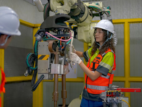 Técnicos trabajando en mantenimiento industrial con maquinaria automatizada en Mallorca, ejemplo de empleo técnico cualificado en la isla.
