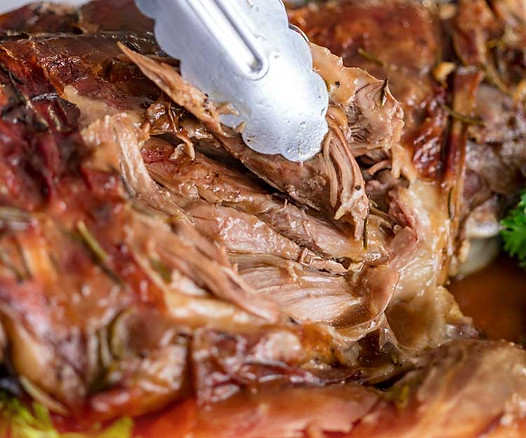 Pernil de carne ( no cuadril ) a punto optimo para servir en modalidad desmenuzado en cumpleaños celebrado en salón infantil