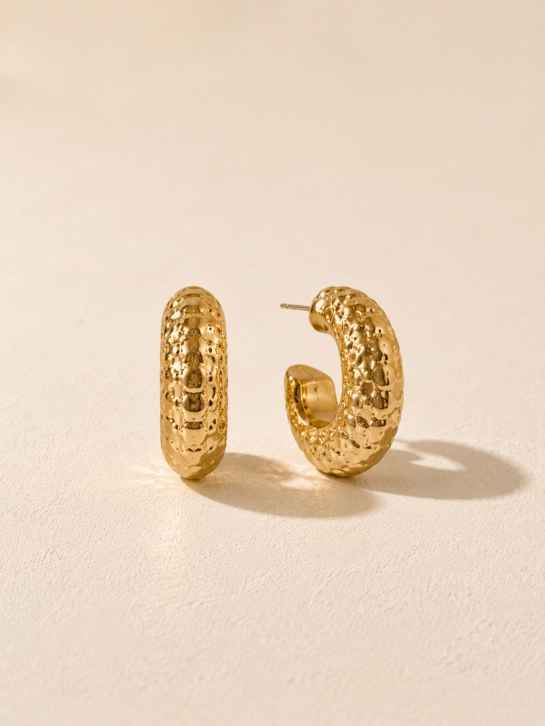 Zarcillos dorados Argolla con relieve B952