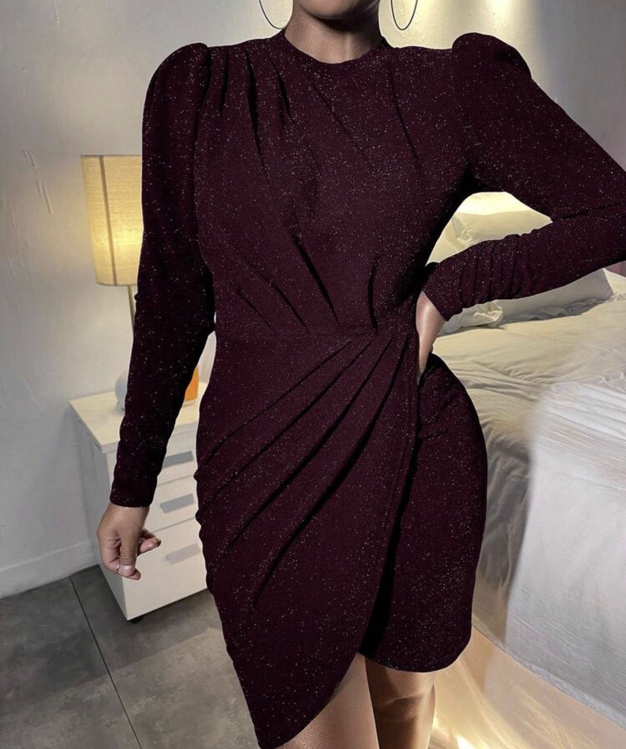 Vestido corto elegante brillante de colo vinotinto C416