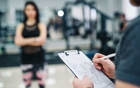 trainerin-und-klientin-besprechen-ihre-fortschritte-im-fitnessstudio-gymnastiklehrer-schre