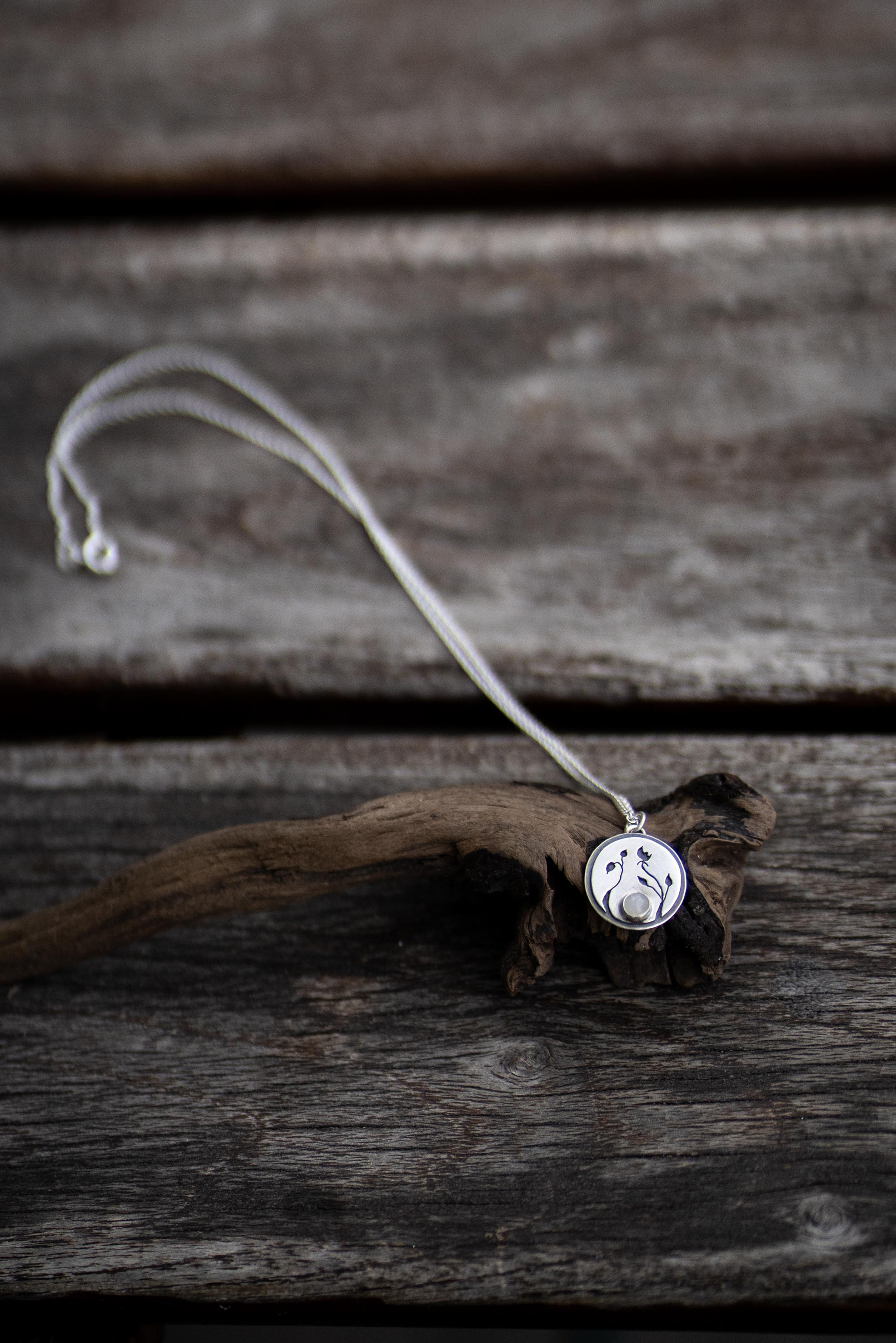 silber halskette flora wildblumen pflanzenranken rosenquarz mondstein