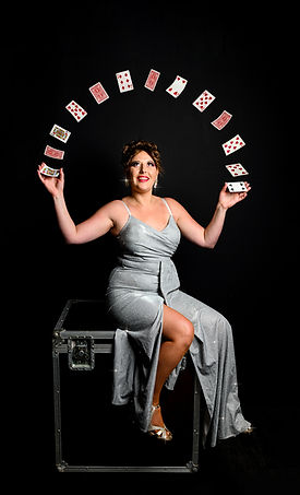 Artiste manipulant des cartes au Chapeau Claque Cabaret