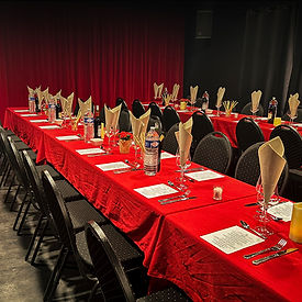 Salle du Chapeau Claque Cabaret préparée pour un repas-spectacle de groupe
