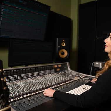 Aleyna Neivandt-Brown Audio Engineer.jpg