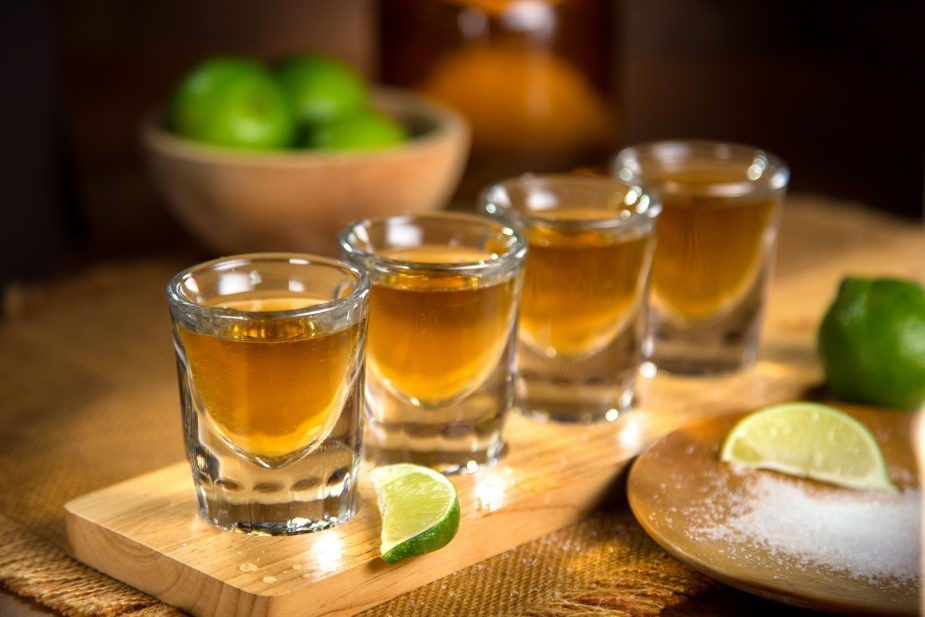 CÓMO TOMAR TEQUILA Y OTROS SECRETOS DE ESTA BEBIDA