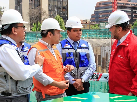 Ministro de obras públicas supervisa obras del proyecto