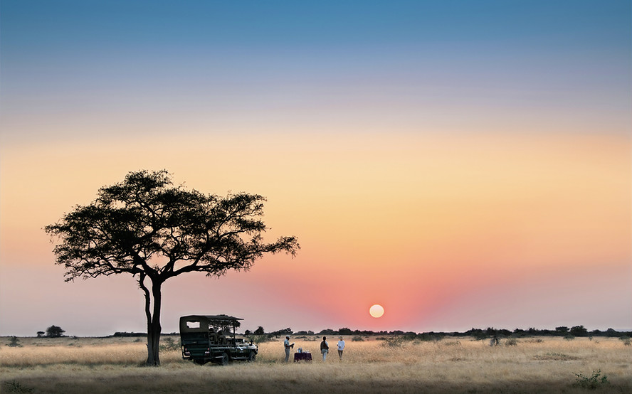 Tanzania-Grumeti-Serengeti-River-Lodge-Experiences-safari-game-drive-sundowners-drinks _5_