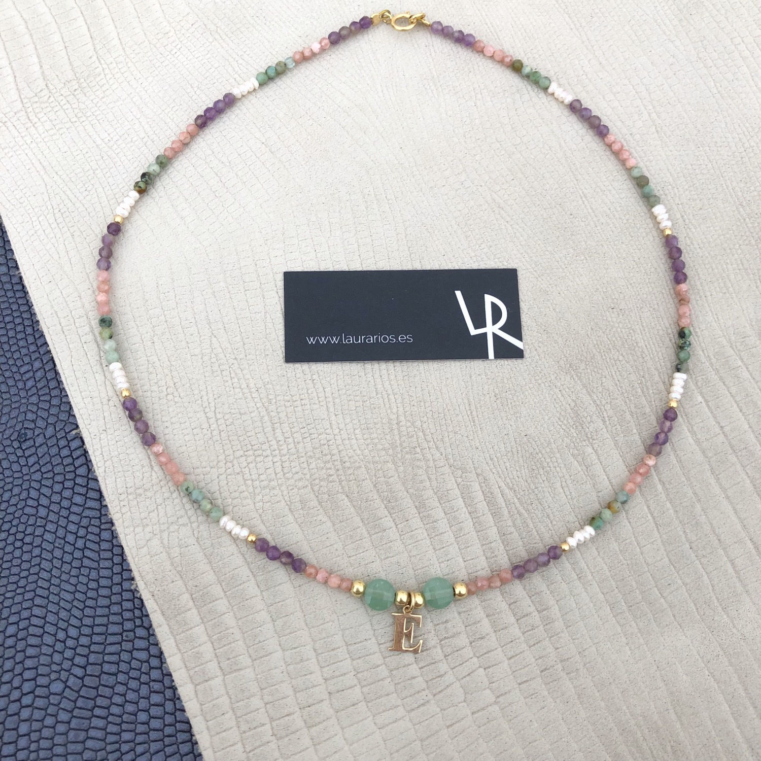 Collar letra personalizado amatista y turquesa 