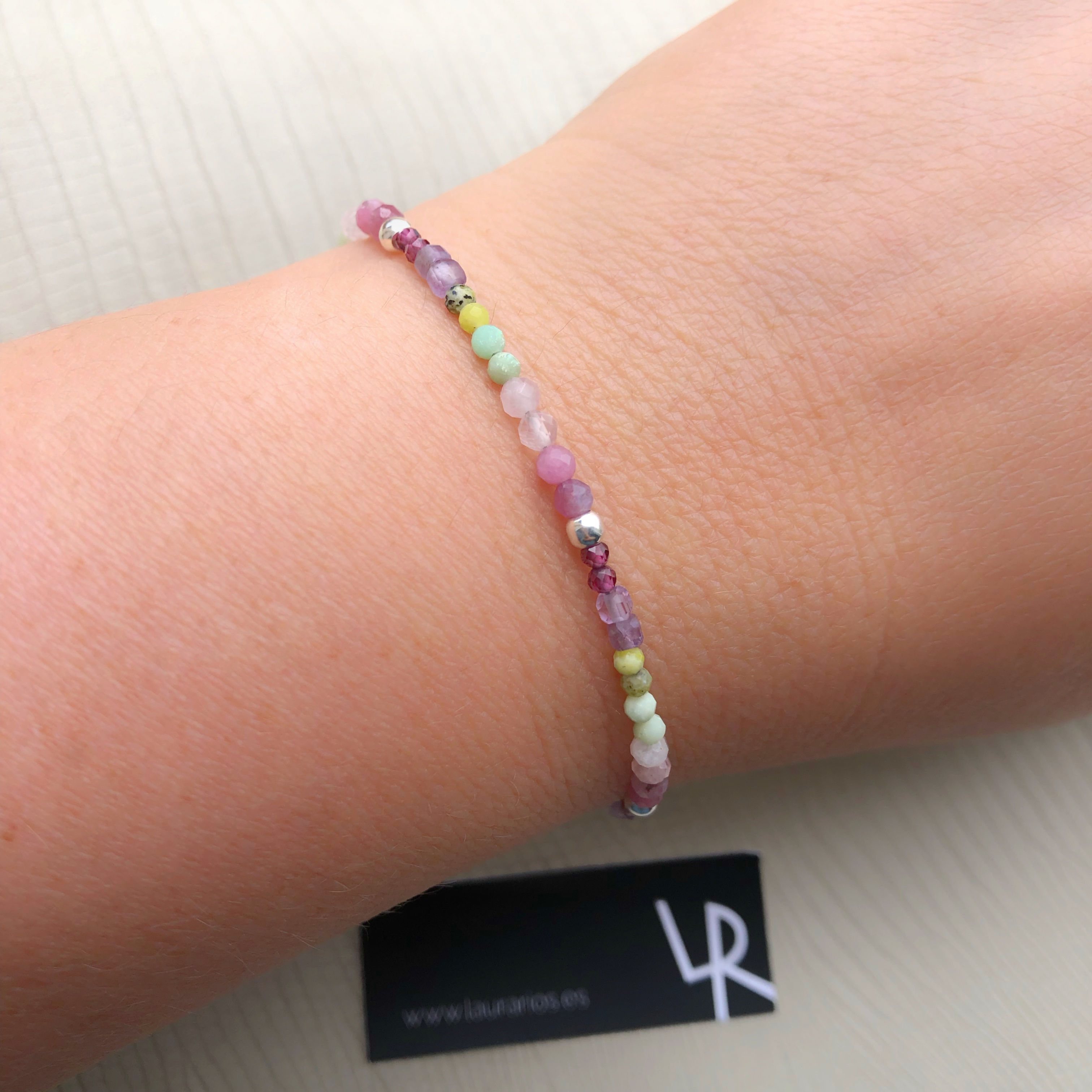 Pulsera tono pastel con verde 