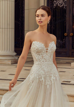 Abito da sposa, champagne, avorio, crème, taglio intero, scollo a cuore, schiena nuda, aderente, sirena, semi sirena, scivolato, tulle, pizzo ricamato con cristalli e perline, paillettes, strascico decorato, elegante. Morilee