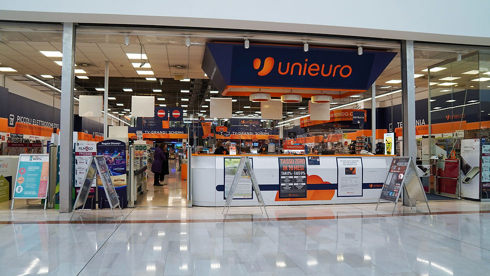vetrina unieuro nella galleria del centro commerciale