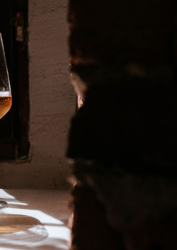 calice di bollicine davanti alla finestra