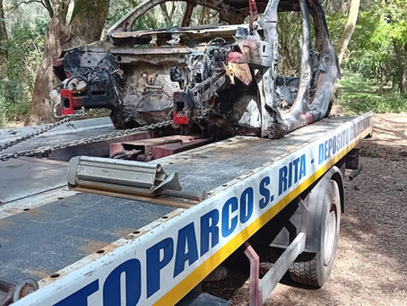 Auto rubata, bruciata nella piana