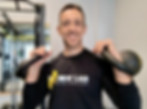 Fondatore di New Lab, personal trainer certificato, sorridente e in posa nel centro fitness
