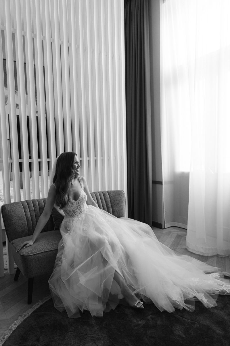 bride is waiting for the ceremony wedding photography