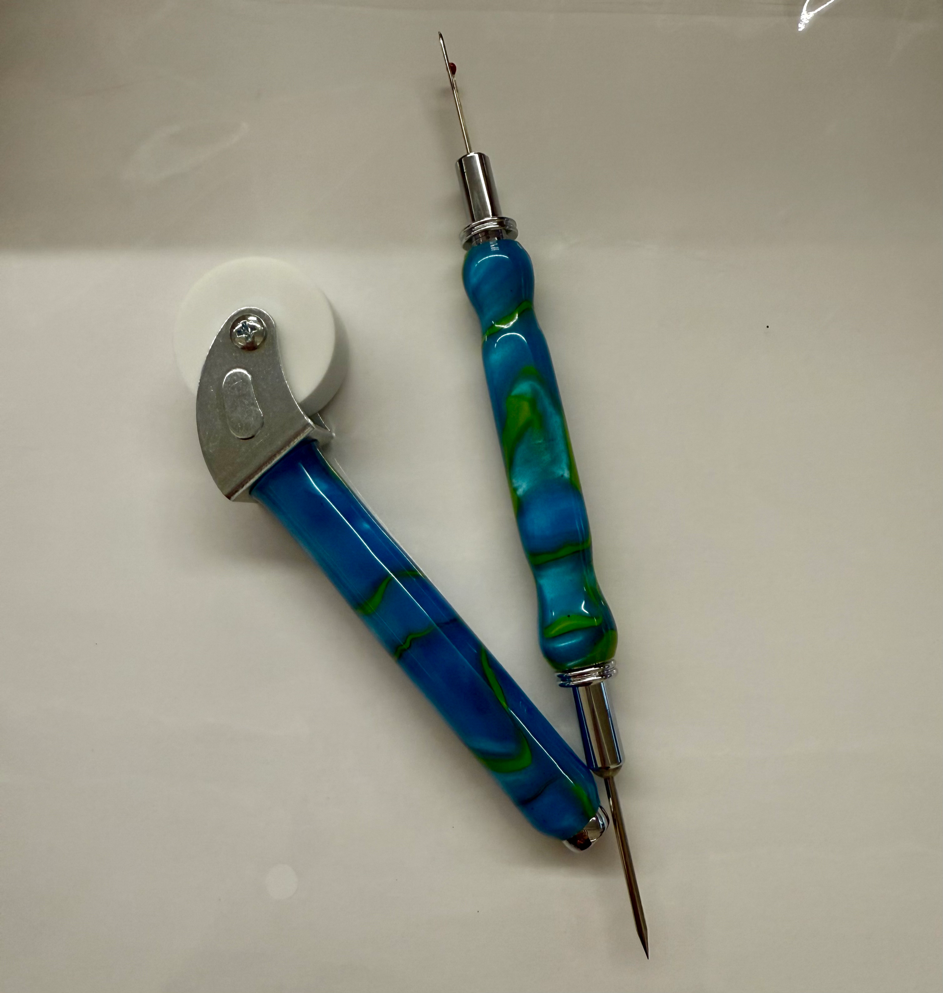 Seam ripper/seam roller combo acrylic blue and green 