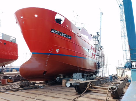 Barco 'JOSE LUCIANO' en dique seco para protección catódica.